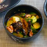 Pulpo y pepino con salsa kimchi