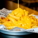 Papas con cheddar