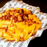 Papas con cheddar y bacon